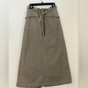 Liz Claiborne women’svintage olive cotton cargo Skirt size 8 no flaws worn once